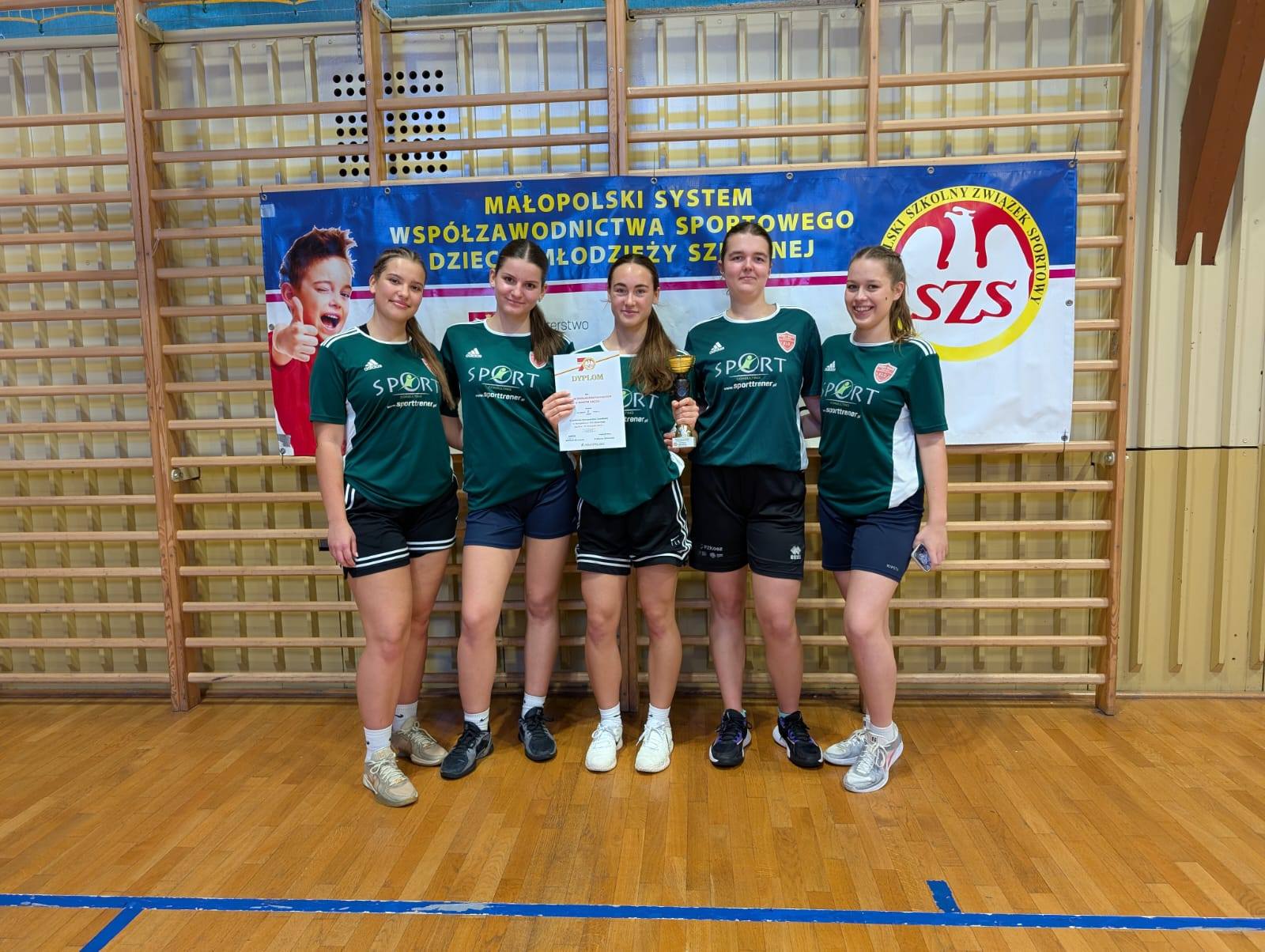 Zdjęcie rejon dz kosz 3x3 (2)6466c75a-7b62-4cf0-a50e-a5ba8b90f871.jpg w galerii Koszykówka 3x3 dziewcząt - etap rejonowy